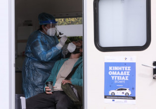 Rapid test – Ενστάσεις για τα rapid test σε εμβολιασμένους εξέφρασαν Εξαδάκτυλος και Μανωλόπουλος