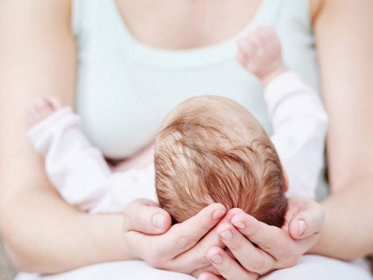 Χίλια ευρώ χορηγεί σε νέους γονείς ο Δήμος Ηρακλείου Αττικής