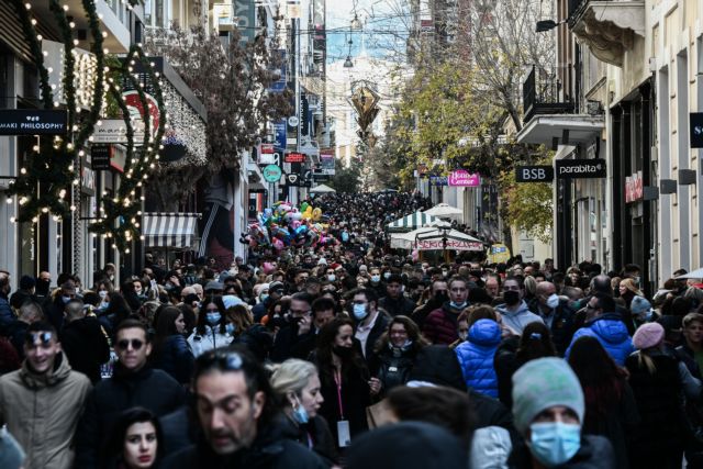 Χαμός στην Ερμού - Βγήκαν για ψώνια οι Αθηναίοι - Ανοιχτά μέχρι τις 8 τα καταστήματα