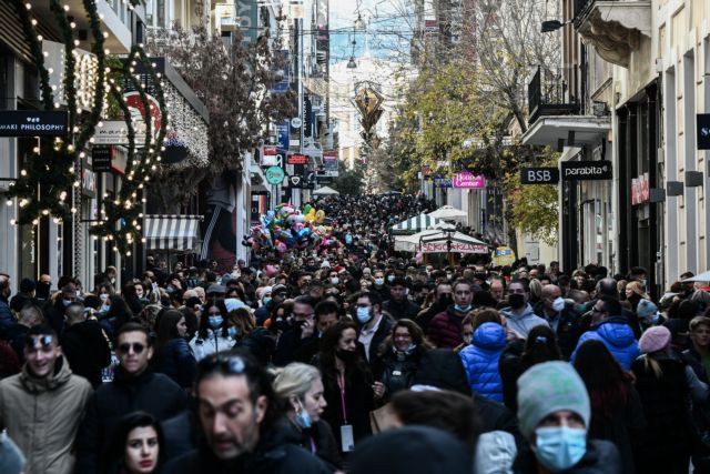 Χαμός στην Ερμού – Βγήκαν για ψώνια οι Αθηναίοι – Ανοιχτά μέχρι τις 8 τα καταστήματα