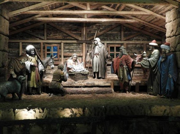 Πάτρα – Έστησαν σκηνή σεξουαλικού περιεχομένου στη χριστουγεννιάτικη φάτνη της πόλης