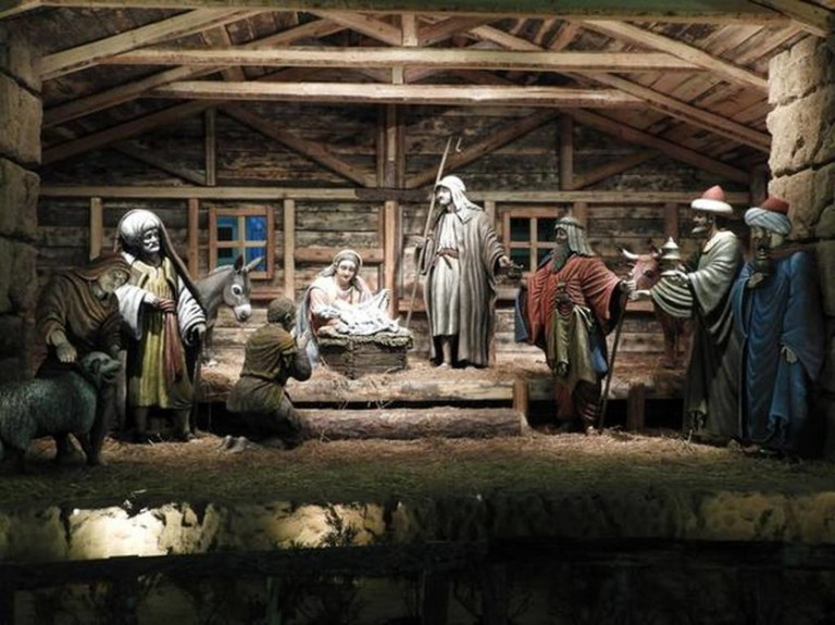 Πάτρα – Έστησαν σκηνή σεξουαλικού περιεχομένου στη χριστουγεννιάτικη φάτνη της πόλης