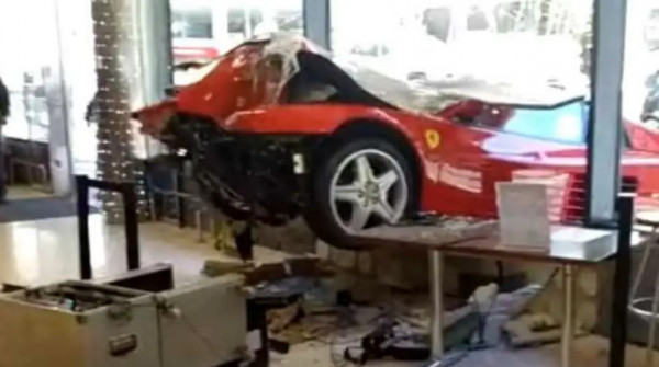 Ηλικιωμένος μπούκαρε με τη… Ferrari του μέσα από τζαμαρία εμπορικού κέντρου