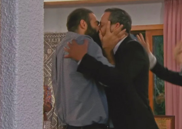 «Τούρτα της Μαμάς» – Αποθέωση στο twitter για το φιλί του Πάρη με τον Παναγιώτη