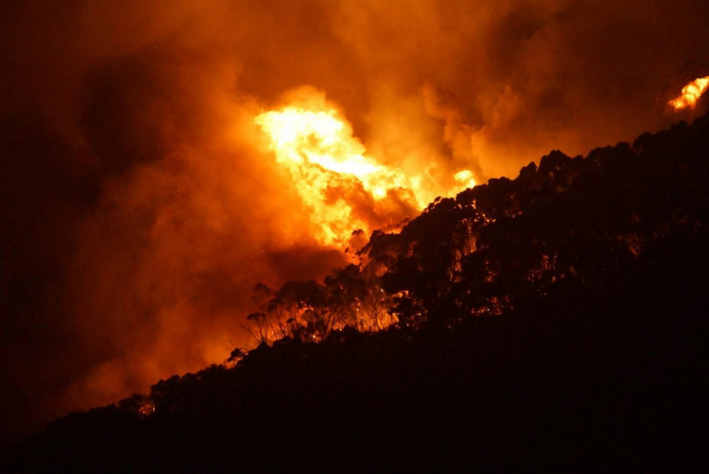 Αυστραλία – Δασικές πυρκαγιές στα δυτικά, πλημμύρες στα ανατολικά