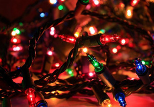 ΤikTok – Βίντεο αποκαλύπτει το λάθος που κάνουμε όταν βάζουμε φωτάκια στο δέντρο