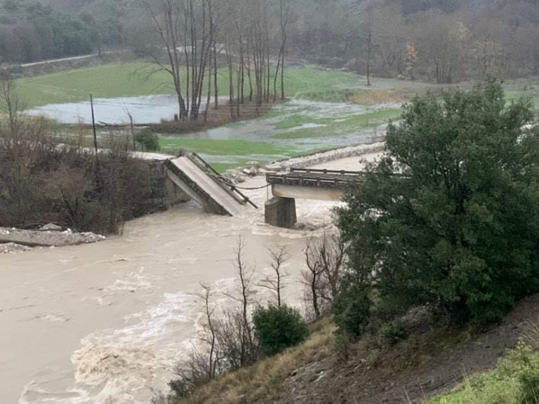 Καιρός – Στο έλεος της κακοκαιρίας η Ήπειρος – Κατέρρευσε γέφυρα, υπερχείλισαν ποτάμια,  έκλεισαν δρόμοι