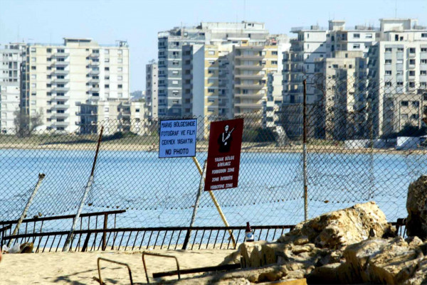 Κύπρος – Ελληνοκύπριος προσπάθησε να κρεμάσει σημαία σε μνημείο στα κατεχόμενα – Τον συνέλαβε η αστυνομία
