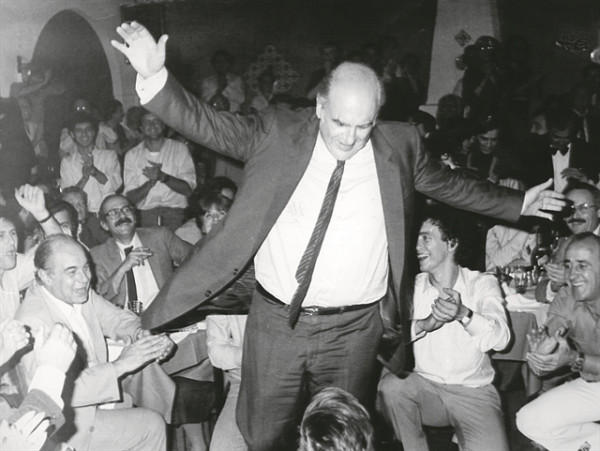 Οταν η πολιτική ανεβαίνει… στην πίστα και οι πολιτικοί χορεύουν ζεϊμπέκικα