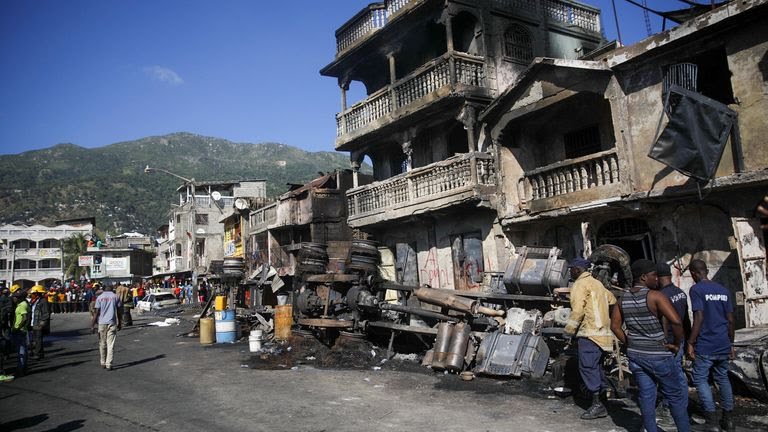 Αϊτή – Τουλάχιστον 90 οι νεκροί από την έκρηξη του βυτιοφόρου – Μάζευαν καύσιμα σε δοχεία