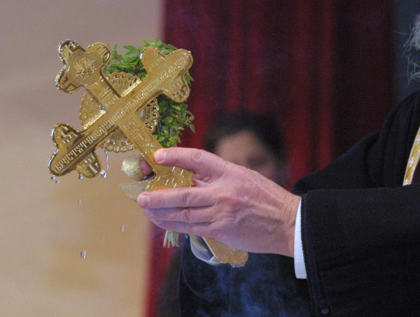 Μαγνησία – Ιερέας αρνητής των εμβολίων έστελνε SMS με θεωρίες συνωμοσίας