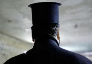 Κοροναϊός – Ιερέας δίπλα στον αρνητή γιατρό με τις «θεραπευτικές αγωγές» κατά του ιού