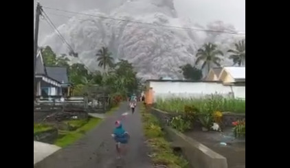 Σοκαριστικά βίντεο από την έκρηξη του ηφαιστείου Σεμέρου – Τρέχουν να σωθούν οι κάτοικοι
