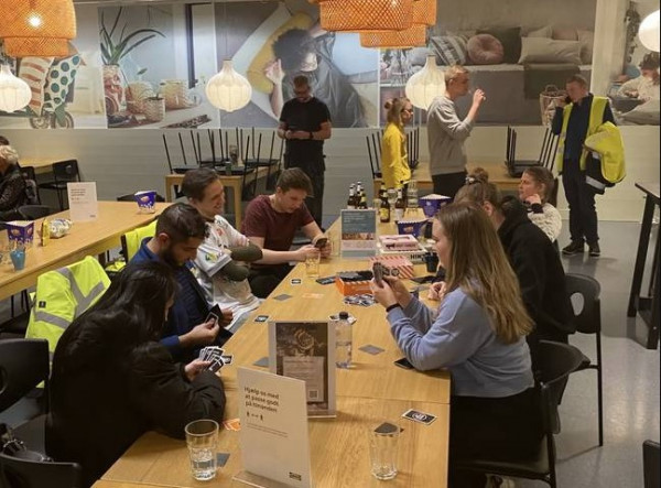 Αποκλείστηκαν από τη χιονοθύελλα σε ένα κατάστημα ΙΚΕΑ – Ήταν το καλύτερο βράδυ της ζωής τους