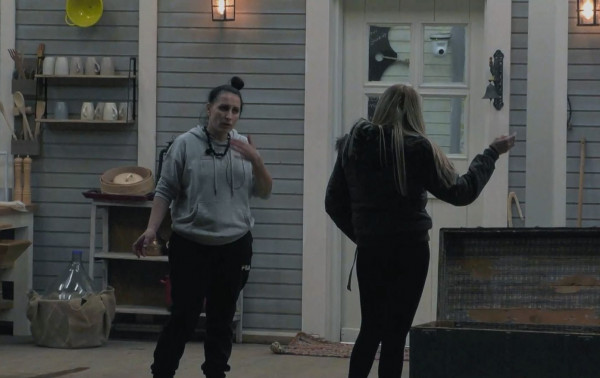 Η Φάρμα – Αγγελική Ηλιάδη και Μαρία Παπαγεωργίου τσακώθηκαν για ένα αποσμητικό