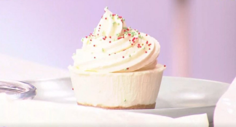 O Χρήστος Βέργαδος ετοιμάζει cheesecake cupcakes με λευκή σοκολάτα