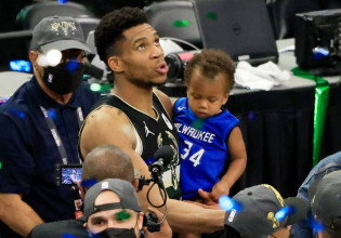 Παρέα με τον γιο του στο γήπεδο ο Αντετοκούνμπο