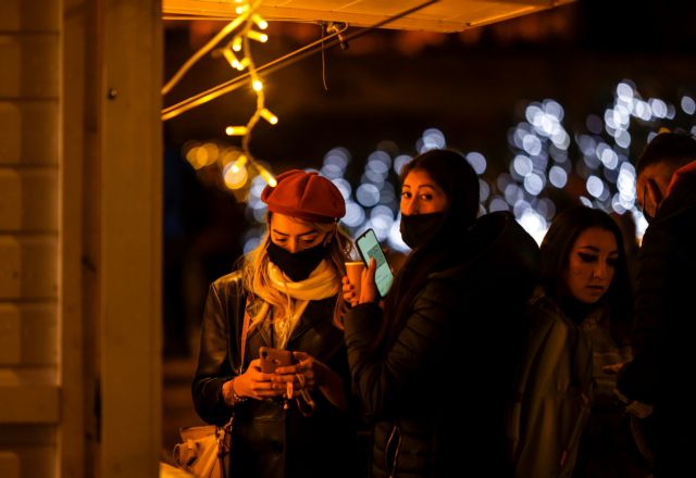 Παραλλαγή Όμικρον – Χριστούγεννα και Πρωτοχρονιά στη «σκιά» της – Οδηγίες για προστασία και μείωση της διασποράς