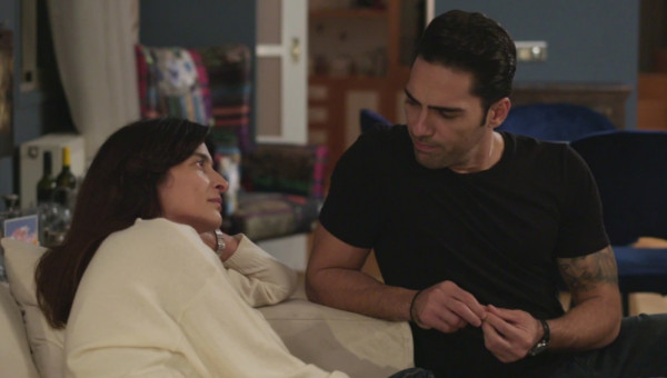 Η Γη της Ελιάς – Η Ιουλία και ο Κουράκος ανακοινώνουν τον γάμο τους