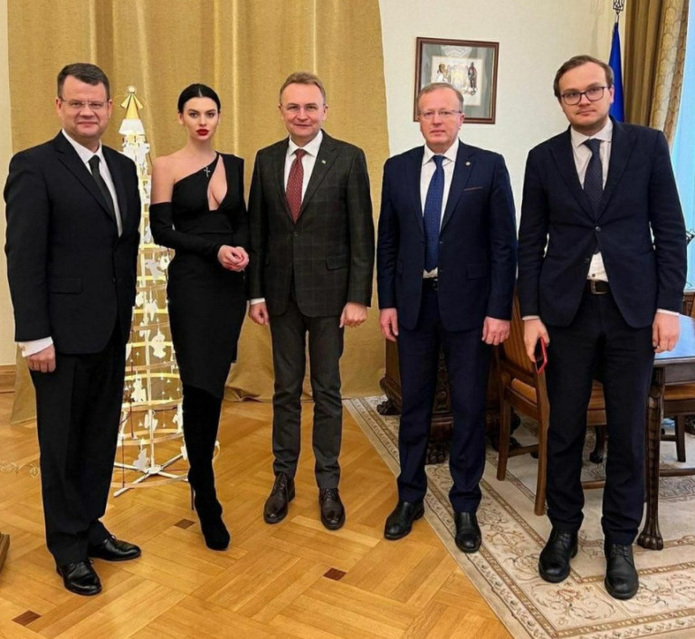 Σκάνδαλο στην Ουκρανία – Η κυβέρνηση παραίτησε τον υπουργό Παιδείας εξαιτίας της σέξι γραμματέως του