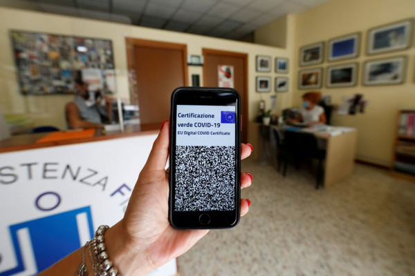 Ιταλία – Πήγε να εμβολιαστεί με… ψεύτικο χέρι – Ηθελε το πιστοποιητικό εμβολιασμού