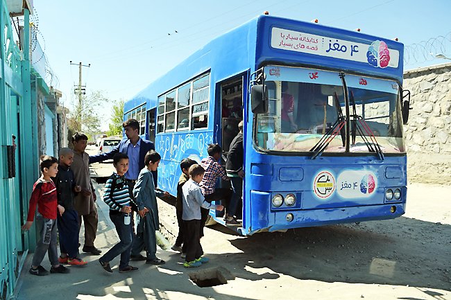 Καμπούλ - Τα λεωφορεία-βιβλιοθήκες επέστεψαν και σκόρπισαν παιδικά χαμόγελα