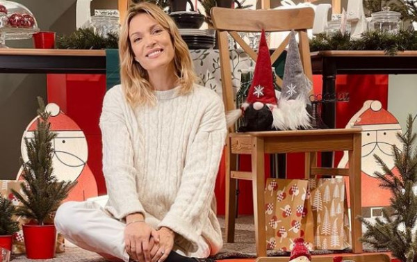 Βίκυ Καγιά – Χαμογελαστή μπροστά στο Χριστουγεννιάτικο δέντρο
