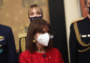 Κατερίνα Σακελλαροπούλου – Η Πρόεδρος της Δημοκρατίας δίπλα στους άστεγους του Πειραιά