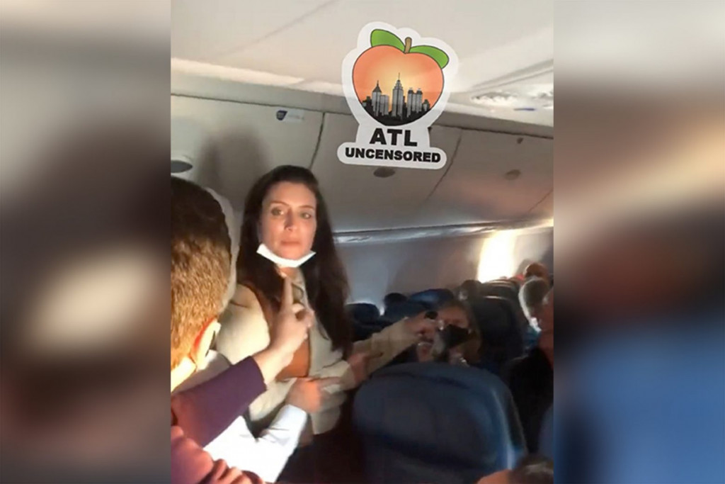 Άγριος τσακωμός σε αεροπλάνο – Γυναίκα χαστούκισε και έφτυσε ηλικιωμένο