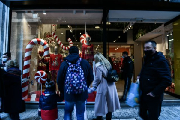 Παραμονή Πρωτοχρονιάς – Πώς λειτουργούν σήμερα καταστήματα, σούπερ μάρκετ και τράπεζες