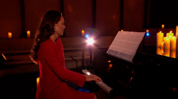 Συγκίνησε η Κέιτ Μίντλετον – Επαιξε πιάνo προς τιμήν των θυμάτων της πανδημίας