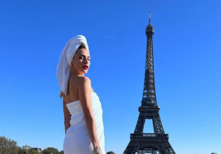 Φωτιά η Κάτια Ταραμπάνκο – Εύχεται «Καλά Χριστούγεννα» φορώντας τα εσώρουχα της