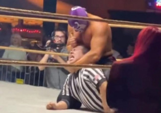 Παλαιστής μαχαιρώνει τον διαιτητή στο κεφάλι, κατά τη διάρκεια του αγώνα – Σκληρές εικόνες