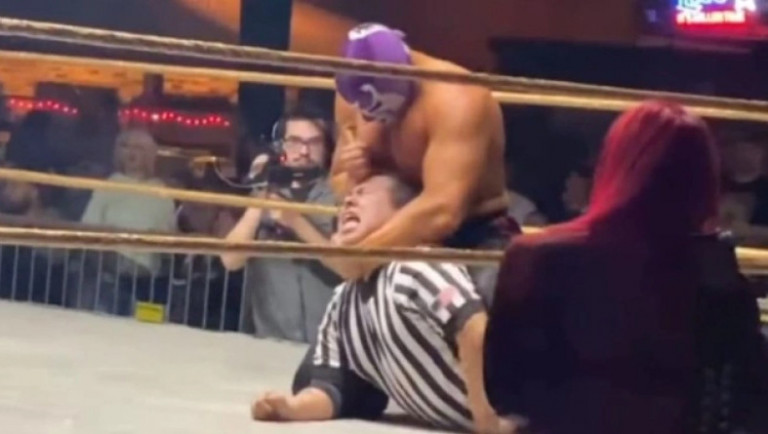 Παλαιστής μαχαιρώνει τον διαιτητή στο κεφάλι, κατά τη διάρκεια του αγώνα – Σκληρές εικόνες