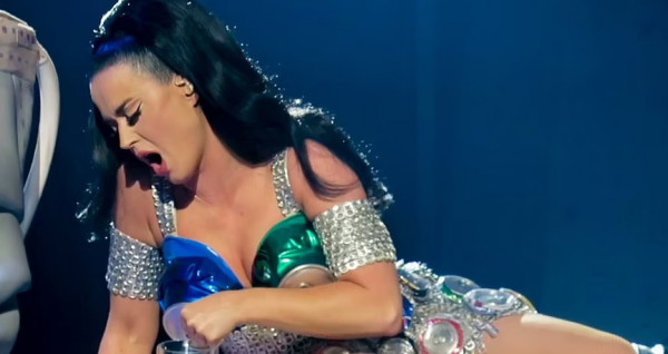 Κέιτι Πέρι – «θήλασε» στη σκηνή και γέμισε ένα ποτήρι… μπύρα