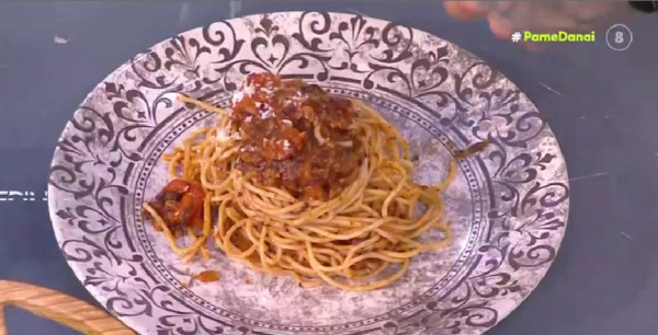 Ο Τίμος Ζαχαράτος ετοιμάζει vegan σπαγγέτι μπολονέζ