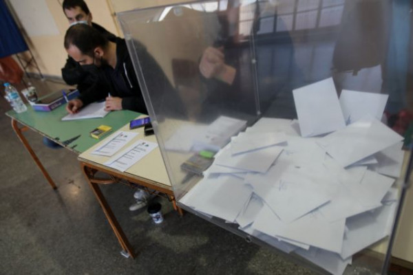 Εκλογές ΚΙΝΑΛ – Κερδίζεται το στοίχημα της μεγάλης συμμετοχής και στο β’ γύρο – Το in.gr σε εκλογικά τμήματα