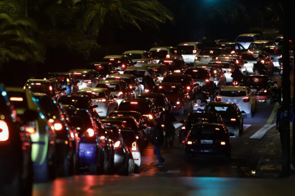 Κίνηση τώρα – Κυκλοφοριακό χάος δρόμους της Αθήνας – Πού εντοπίζονται ουρές χιλιομέτρων