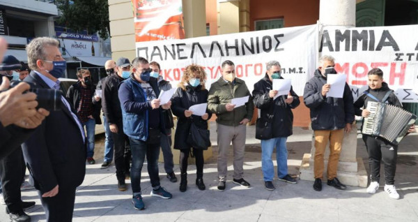 Ηράκλειο – Διαμαρτυρία μουσικών και καλλιτεχνών με… κάλαντα για τα νέα μέτρα