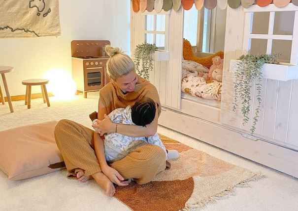 Χριστίνα Κοντοβά – Δείτε το χριστουγεννιάτικο δένδρο που στόλισαν με την μικρή Ada