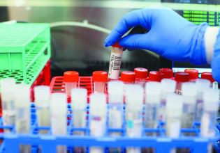 Κοροναϊός – Διευθυντικό στέλεχος της Merck προειδοποιεί για το χάπι της Pfizer κατά της Covid-19