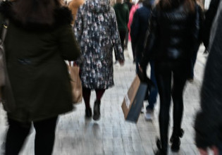 Έρευνα ΣΕΛΠΕ – Οι λογαριασμοί «τρώνε» το διαθέσιμο εισόδημα – Κόβουν καταναλωτικές δαπάνες τα μισά νοικοκυριά