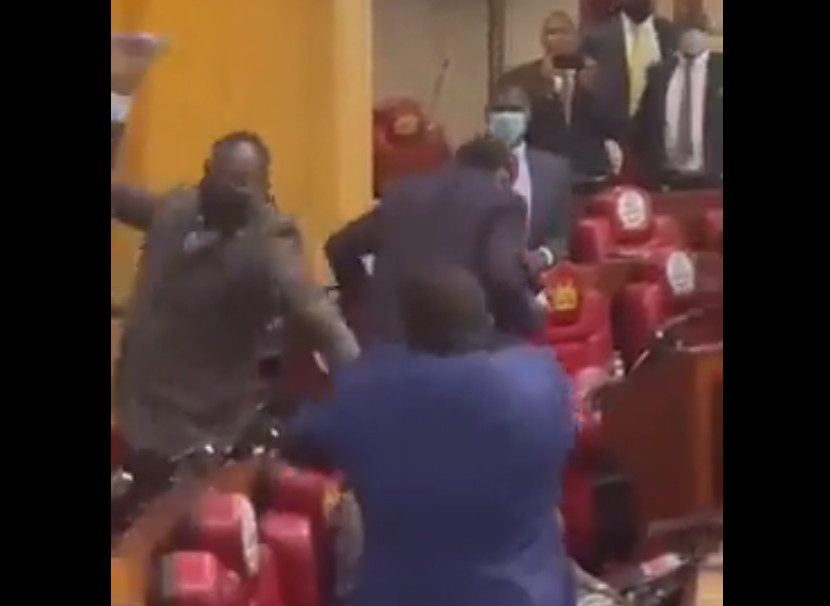 Κένυα - Συμπλοκές μέσα στη Βουλή κατά τη διάρκεια συνεδρίασης για ένα νόμο για τις εκλογές