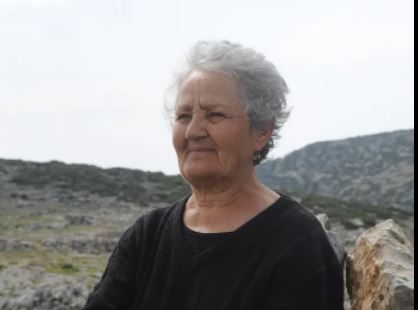 Κοροναϊός – Μήνυμα ζωής και υπευθυνότητας από την μοναδική κάτοικο στην Κίναρο – Ζήτησε και έκανε το εμβόλιο