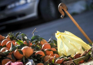 Κρήτη – ΙΧ «μπούκαρε» σε λαϊκή αγορά παρέσυρε πάγκους και μια γυναίκα