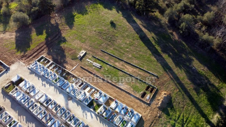 Κοροναϊός – Διαδοχικές επεκτάσεις στο νεκροταφείο Λαμίας – Ανοίγουν νέους τάφους για τα θύματα