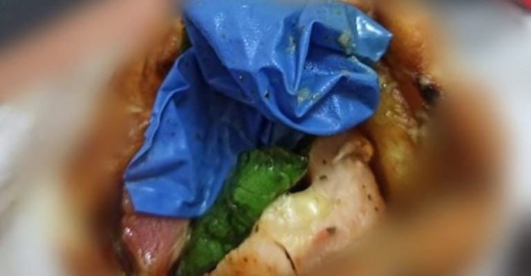 Λάρισα – Πίτα με σουβλάκι παρήγγειλε, γεμιστή με… πλαστικό γάντι παρέλαβε