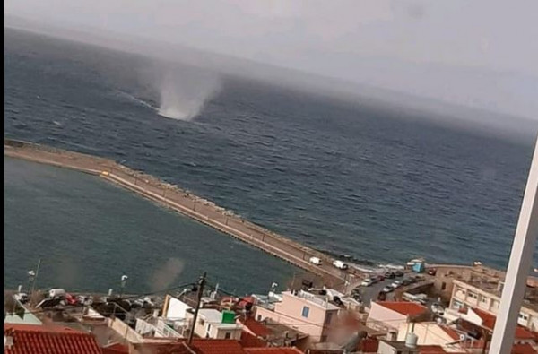 Λέσβος – Υδροστρόβιλος σε απόσταση αναπνοής από τα σπίτια στο Πλωμάρι