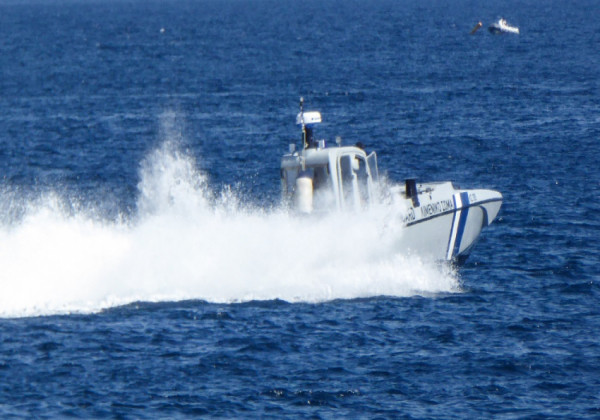 Ελληνικά αλιευτικά ψαρεύουν στα Ίμια παρουσία του Λιμενικού – Τι συνέβη όταν έφτασε τουρκική ακταιωρός