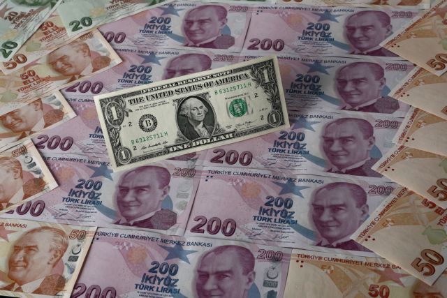 Τουρκία – Νέα υποχώρηση της λίρας μετά την υποβάθμιση από τη Fitch